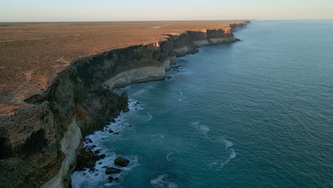 Erhöhte-Ansicht-Der-Nullarbor-Klippen-Neben-Einem-Ozean-In-Südaustralien-Während-Des-Tages