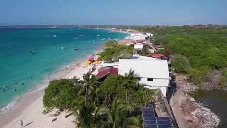 Playa-Blanca,-Cartagena,-Kolumbien,-Drohnenaufnahme-Von-Weißem-Strandsand,-Landschaft-Und-Menschen