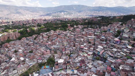 Vista-Aérea-De-Viviendas-Densamente-Pobladas-En-La-Comuna-13,-Medellín,-Colombia.