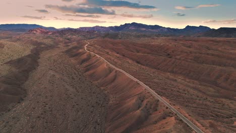 Vista-Panorámica-Del-Paisaje-Desértico-Que-Muestra-Un-Camino-Sinuoso-Y-Un-Lecho-De-Río-Seco.