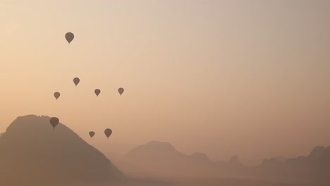 Heißluftballons-Bei-Sonnenaufgang-In-Vang-Vieng,-Der-Abenteuerhauptstadt-Von-Laos
