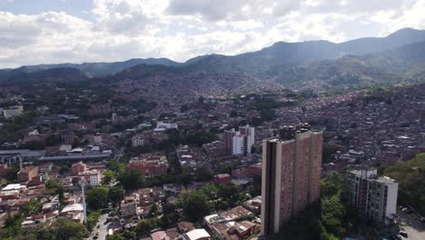 Urban-expanse-of-Medellin’s-Comuna-13-favela,-Colombia---aerial