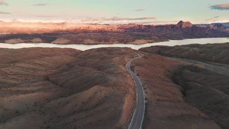 Camino-Desértico-Rodeado-De-Arbustos-Y-Rocas-Sinuosas-Hacia-El-Río-Colorado.