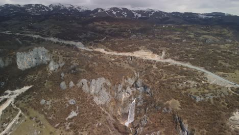 Drohnenansicht-Eines-Wasserfalls-Zwischen-Felsen
