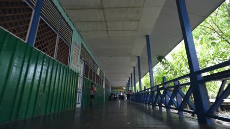 Escuela-De-Aldea-Asiática-Del-Tercer-Mundo-Hecha-De-Madera-Del-Campo-Indonesio