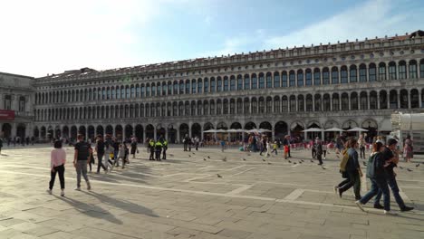 Vista-Panorámica-De-La-Piazza-San-Marco-De-Venecia,-Que-Está-Llena-De-Turistas-Y-Venecianos.