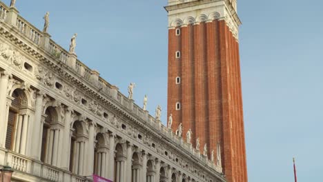 Majestätische-Und-Wunderschöne-Architektur-Des-Markusturms-Auf-Der-Piazza-San-Marco-In-Venedig