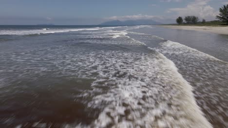 Einsame-Strandwellen,-Ilha-Longa,-São-Paulo,-Brasilien,-Paralleler-Luftdrohnenschub-2