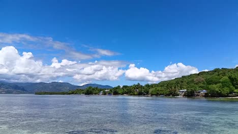 Meereslandschaften-Der-Insel-Karampuang-In-Mamuju,-West-Sulawesi,-Indonesien_Neigung-Nach-Unten