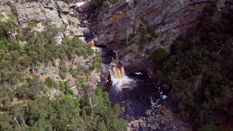 Vista-De-Perfil-Del-Agua-Que-Cae-Dentro-Del-Cañón-Leven-Durante-El-Día-En-Tasmania,-Australia