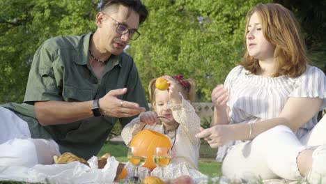 Una-Joven-Familia-Feliz-En-El-Picnic-En-El-Parque-De-La-Ciudad