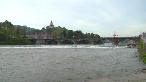 Der-Fluss-Po-In-Turin-Fließt-Ostwärts-Durch-Norditalien