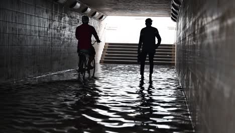 Residentes-Que-Cruzan-Un-Paso-Subterráneo-Para-Peatones-Anegado-Después-De-Que-La-Lluvia-Azotara-Los-Emiratos-Árabes-Unidos-El-2-De-Mayo-De-2024.