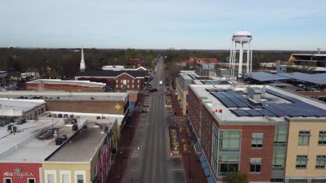 Drohne-Nähert-Sich-Bentonville-In-Arkansas-Mit-Dem-Hauptturm-Und-Der-Straße