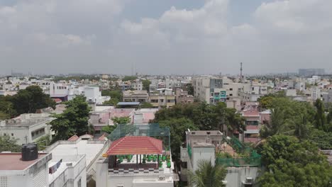 Ein-Weitläufiges-Luftpanorama-Von-Chennai,-Das-Einen-Atemberaubenden-Blick-Auf-Die-Skyline-Der-Stadt-Und-Die-Belebten-Straßen-Vor-Dem-Hintergrund-Wogender-Wolken-Bietet