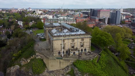 Weitwinkel-Drohnenaufnahme-Im-Orbit-Von-Nottingham-Castle-In-Den-Midlands-In-England