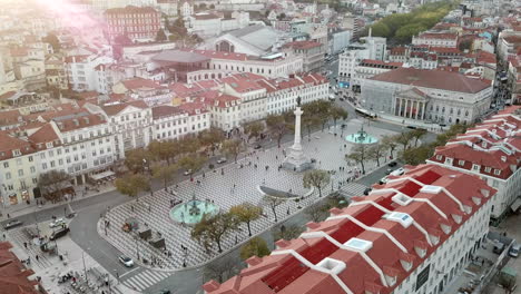 Lisboa,-Las-Imágenes-De-Drones-De-La-Plaza-Rossio-Comienzan-Detrás-De-Los-Techos-De-La-Plaza-Y-Se-Acercan-Desde-El-Lado-Derecho-Hacia-La-Estatua-De-Pedro-4-Y-El-Teatro-Donna-Maria.