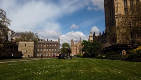 Time-lapse-De-Los-Jardines-De-Abingdon-Street,-Que-Se-Encuentran-Frente-Al-Palacio-De-Westminster