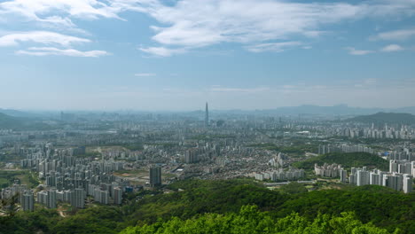 Zeitraffer---Wolken-Ziehen-über-Die-Skyline-Der-Stadt-Seoul-Mit-Blick-Auf-Den-Lotte-Tower-Von-Der-Festung-Namhansanseong-Aus---Heranzoomen