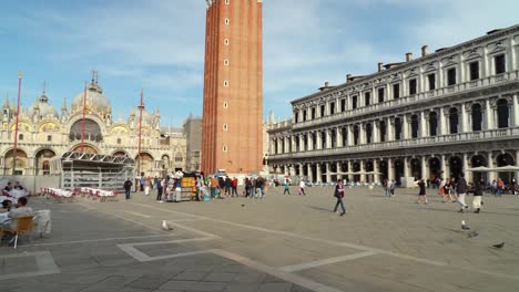 Panoramablick-Auf-Den-Markusplatz-In-Venedig,-Der-Voller-Menschen-Ist