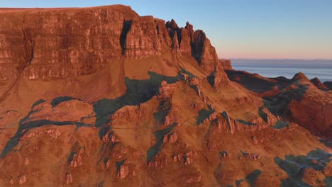 Felsklippen-Mit-Zerbröckelnden-Spitzen-Türmen,-Die-Im-Frühen-Morgenlicht-Im-Winter-Leuchten