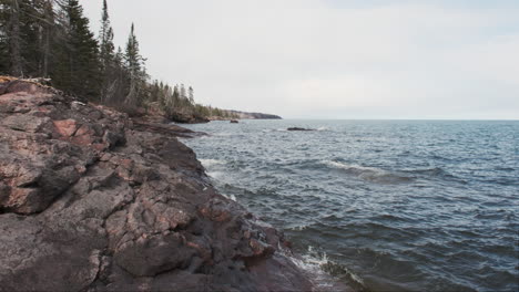 Sanfte-Wellen-Schlagen-Gegen-Die-Zerklüftete-Küste-Des-Nordufers-Des-Lake-Superior