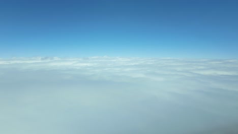 POV-Vuelo-Supersónico-A-Velocidad-Penetrando-Las-Nubes