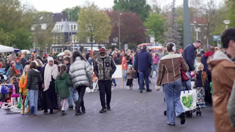 Boy,-children-parents-mothers-and-fathers-during-King's-day-walk-at-Noorderpark