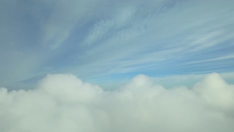 POV-Hyperschallflug-Durchdringt-Die-Wolken,-Aus-Der-Sicht-Des-Piloten-Eines-Jets