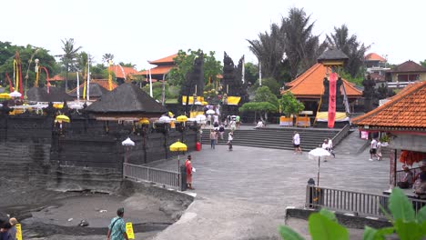 La-Atmósfera-De-La-Atracción-Turística-Religiosa-Tanah-Lot-En-Bali,-Indonesia.