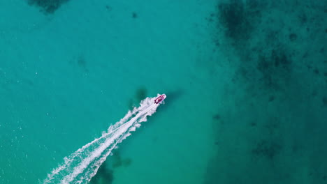 Eine-Luftaufnahme-Von-Oben-Auf-Ein-Motorboot,-Das-über-Das-Meer-Fährt