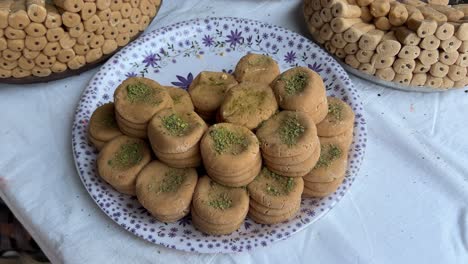 Toma-Panorámica-Del-Tradicional-Dulce-Bengalí-O-Peda-Que-Se-Utiliza-En-El-Templo-De-Kalighat-Como-Prasad.