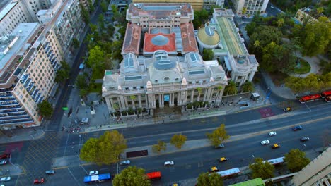 Die-Nationalbibliothek-Von-Chile-In-Santiago-Am-Frühen-Abend,-Luftaufnahme