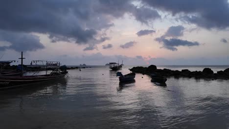 Ruhige-Abenddämmerung-Auf-Koh-Samui-Mit-Sanft-Schaukelnden-Booten-Auf-Dem-Ruhigen-Wasser-Unter-Einem-Pastellfarbenen-Himmel