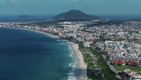Bird's-eye-view-of-the-magnificent-and-vast-Ingleses-Beach-in-Florianopolis,-Santa-Catarina,-Brazil