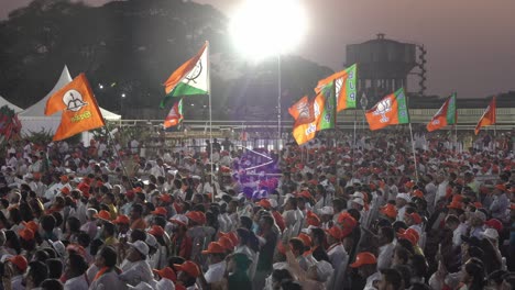 Multitud-De-Personas-Escuchando-La-Campaña-Electoral-Del-Primer-Ministro-Modi-Lok-Sabha-Celebrada-En-El-Hipódromo