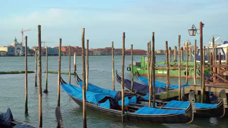 Hermosas-Góndolas-Estacionadas-Cerca-Del-Gran-Canal-De-Venecia