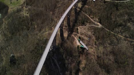 Autos-Fahren-über-Die-Tara-Brücke