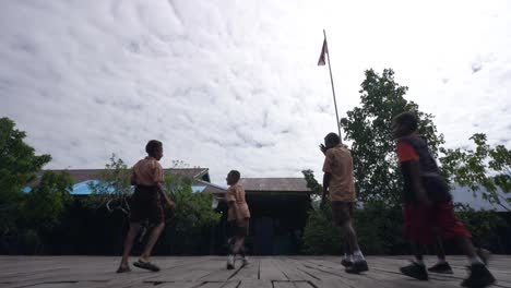 Los-Niños-Alumnos-Jugando-Alrededor-Del-Gimnasio-De-La-Escuela-De-La-Aldea-De-Indonesia