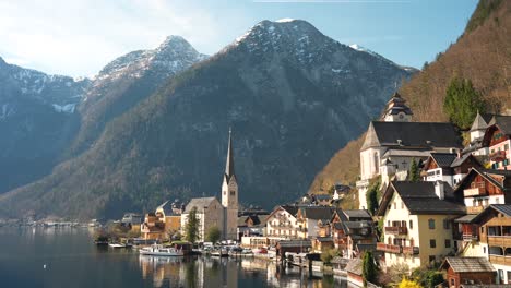 Hallstatt,-Eine-Märchenstadt-In-Den-österreichischen-Bergen,-An-Einem-Strahlend-Sonnigen-Morgen