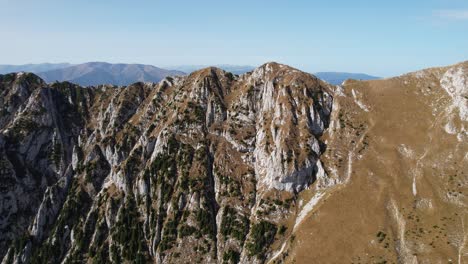 The-piatra-craiului-mountains-under-clear-blue-skies,-aerial-view