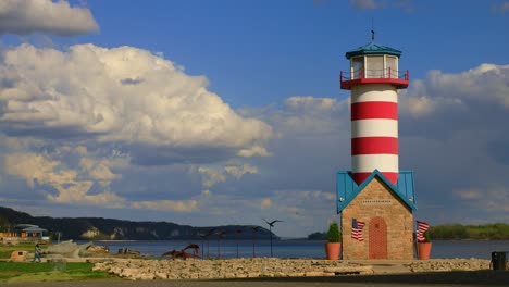 Faro-Del-Puerto-De-Grafton-Con-Vistas-Panorámicas-Del-Fondo-Del-Río-Mississippi-En-Illinois,-EE.UU.