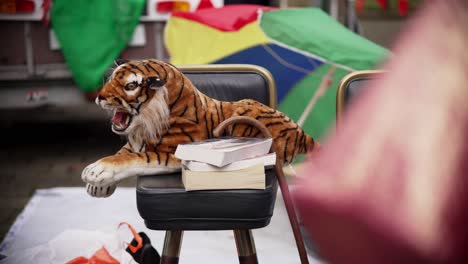 Tigre-Animal-De-Peluche-Tumbado-En-Un-Taburete-Para-La-Venta-En-El-Mercadillo-De-Cerca