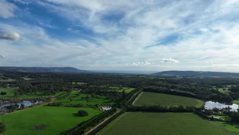 Grünes-Ackerland-Und-Hügel-An-Einem-Sommertag