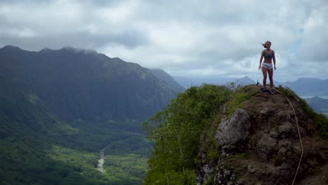 Frau-Auf-Einer-Wanderung-In-Hawaii-Steht-Auf-Dem-Gipfel-Des-Berges