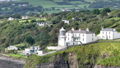 Blackhead-Leuchtturm-In-Der-Nähe-Der-Küstenstadt-Whitehead-In-Der-Grafschaft-Antrim,-Nordirland