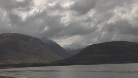 Langsame-Schwenkaufnahme-Der-Schneebedeckten-Nordwand-Des-Ben-Nevis-In-Schottland