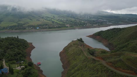 Luftaufnahme-Eines-Sees-Mit-Nebel-Und-Bergen-Bei-Calima-Darien,-Kolumbien