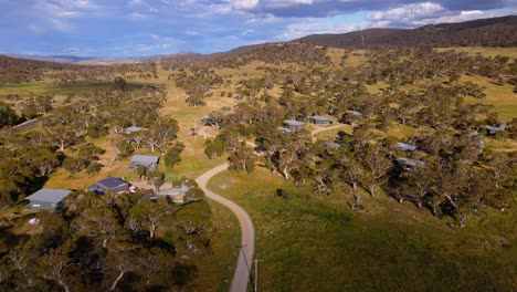 Casas-Y-Alojamiento-Turístico-En-Crackenback-En-Un-Día-Soleado-En-La-Región-Alpina-De-Nueva-Gales-Del-Sur,-Australia