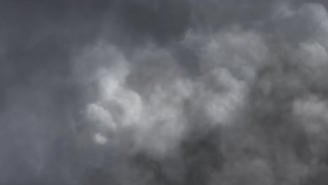 El-Misterio-De-Las-Tormentas-Eléctricas-En-Las-Nubes-Oscuras.